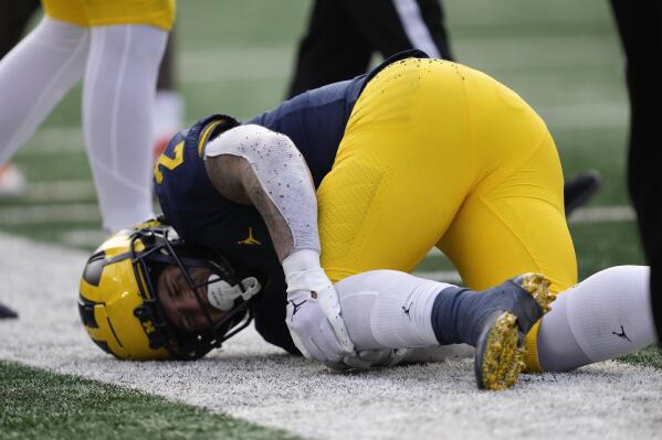 No. 3 Michigan s RB Corum hurts knee limited vs. Illinois AP News